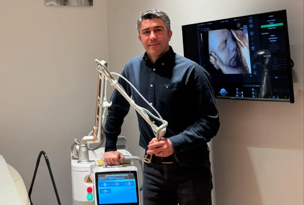 Doç. Dr. Serkan Oral, tüp bebek kliniğinde ultrason cihazı eşliğinde çalışma anı