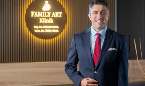Doç. Dr. Serkan Oral, Family Art Klinik girişinde tüp bebek uzmanı